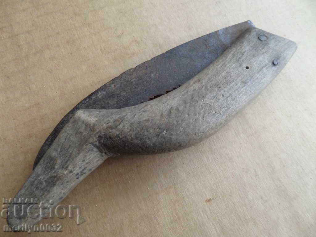 Стара ножка с чирени от дърво, нож, кама, острие