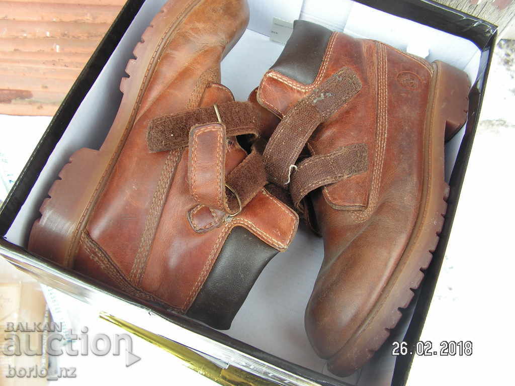 Auction  8856. CHILDREN LEATHER TIMBERLAND LEATHER SHOES AND