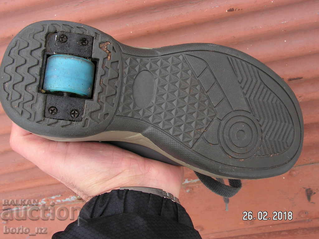 Auction  8857. CHILDREN LEATHER SHOES WITH WHEEL WHEELS WORKWARE SAVE