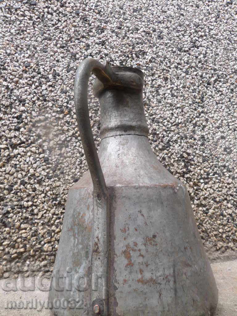 An old guy with the inscription of a bibber baker jugs a copper pot - 5