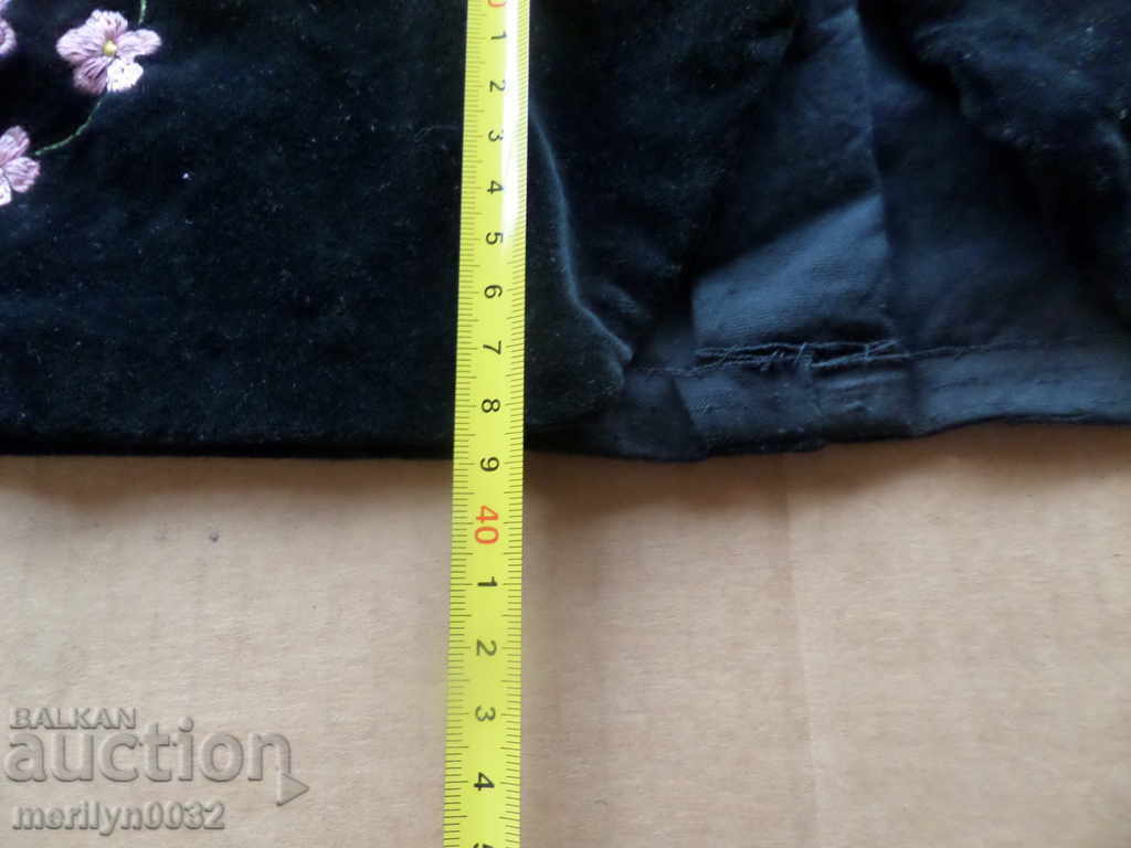Delivery of Black velvet cloth with embroidery Delivery of Black velvet cloth with embroidery