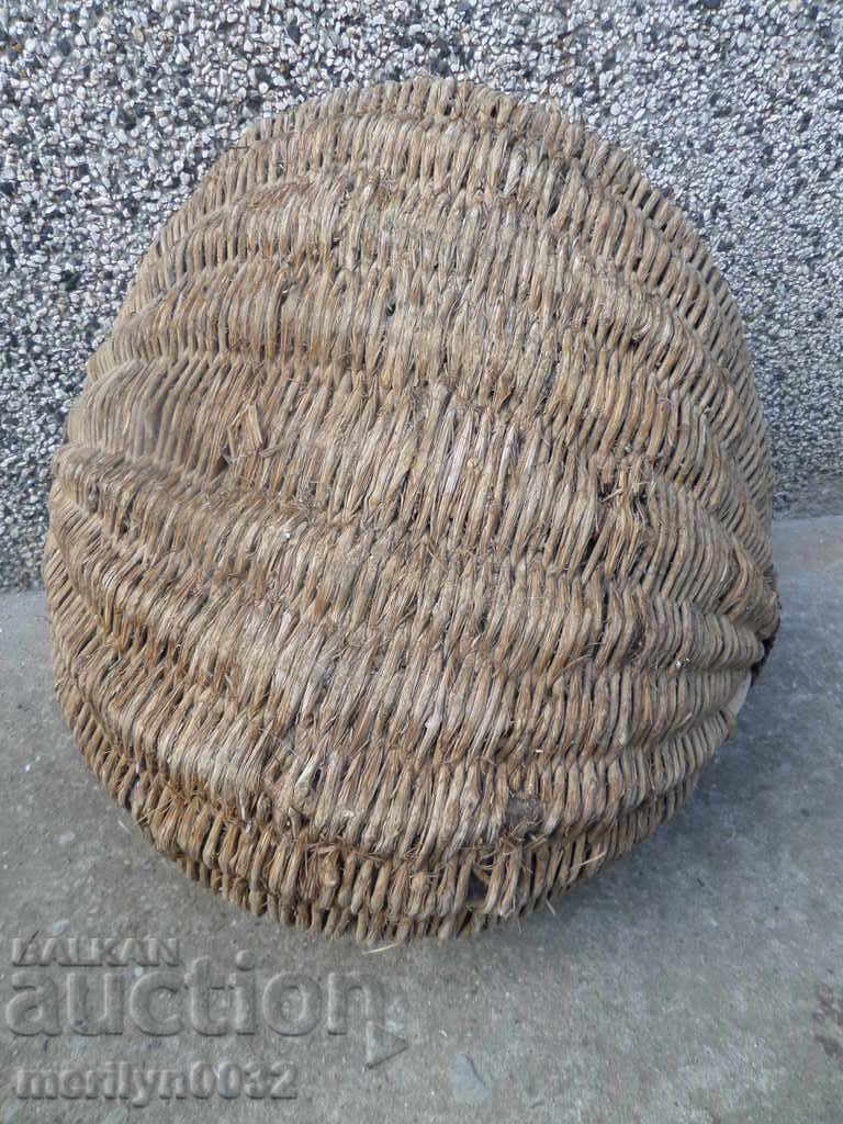 Delivery of An old basket of wicker basket Delivery of An old basket of wicker basket