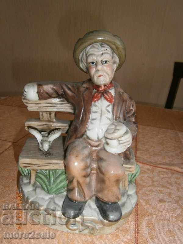 Collectible figurină - WARE - om pe banc
