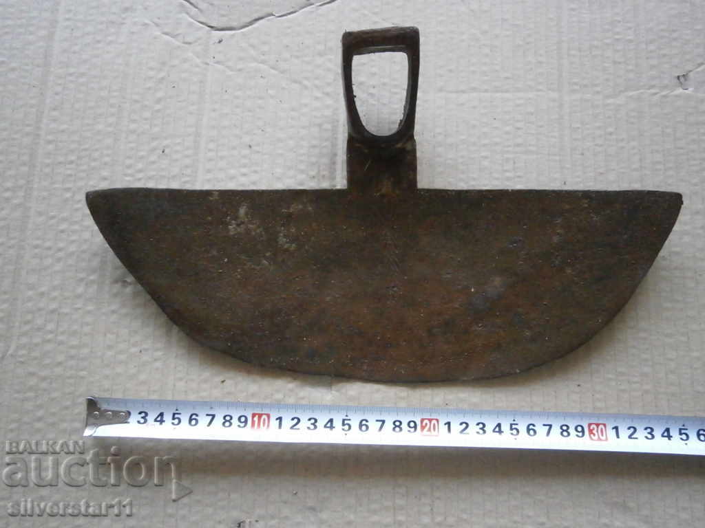 Стара мотика  ковано желязо  уред  инструмент примитив
