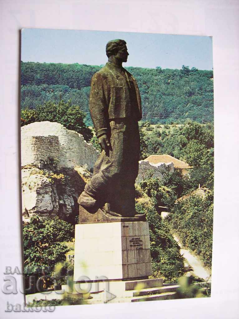 orașul vechi din carte poștală Loveci - monumentul lui Vasil Levski