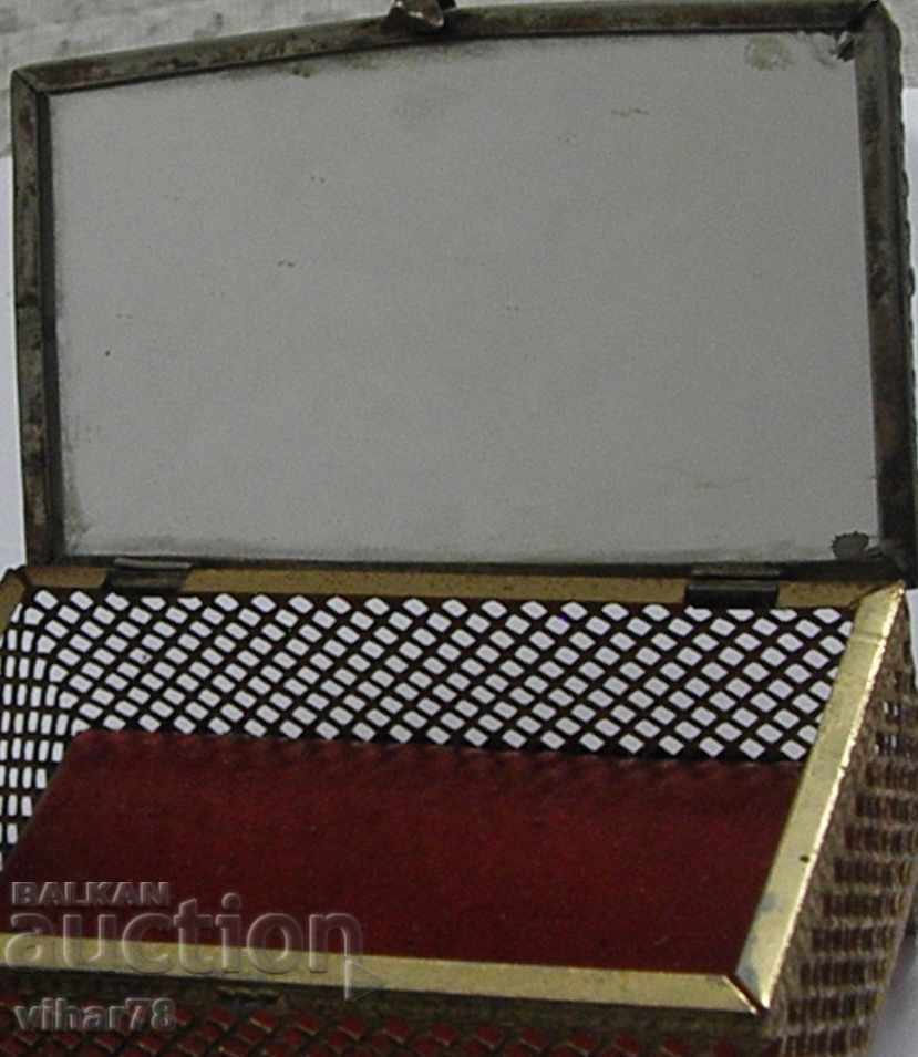 Auction  OLD BOX WITH OVERVIEW