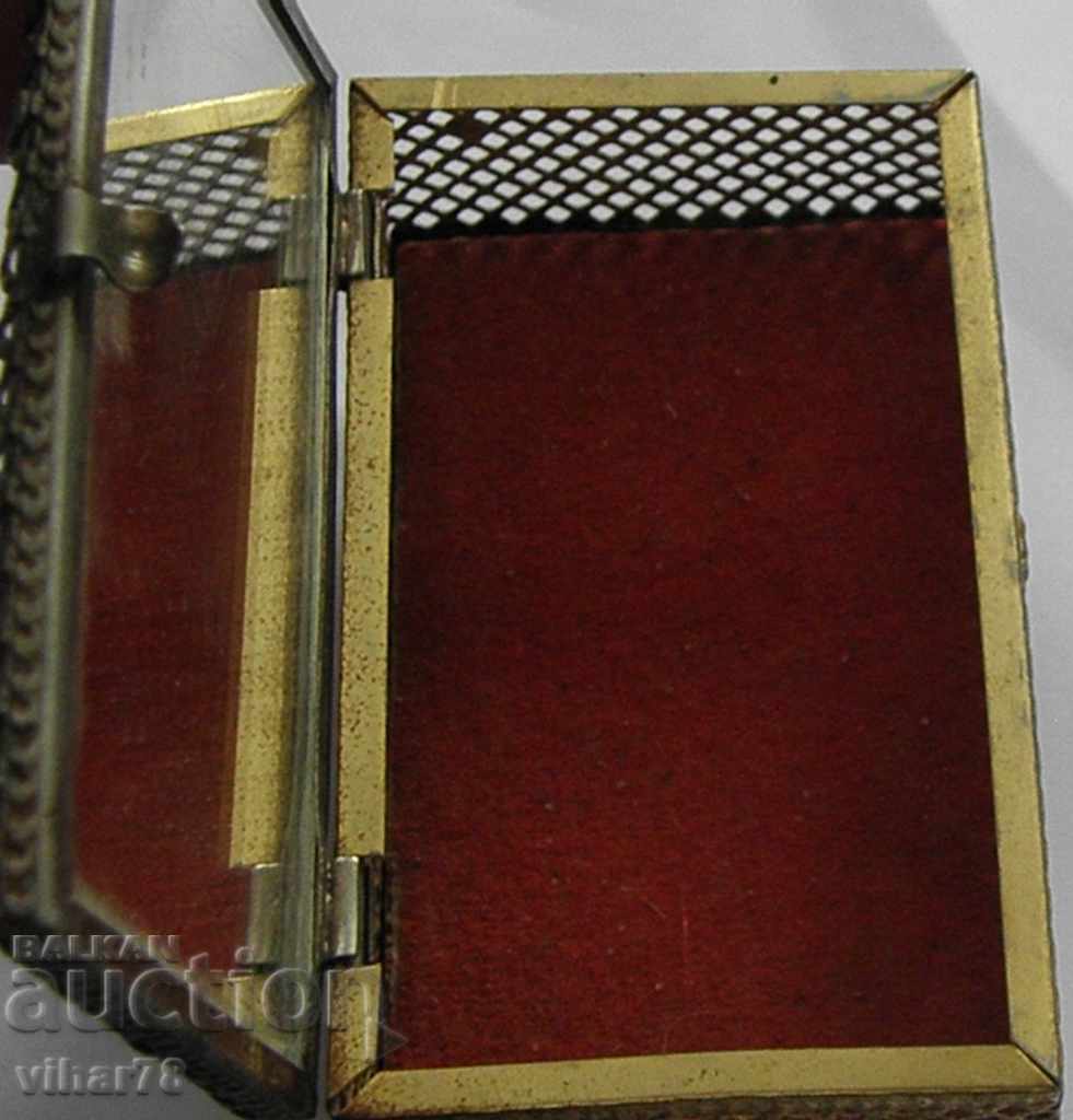 Доставка на СТАРА КУТИЯ С ОГЛЕДАЛО