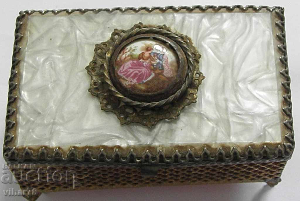 СТАРА КУТИЯ С ОГЛЕДАЛО