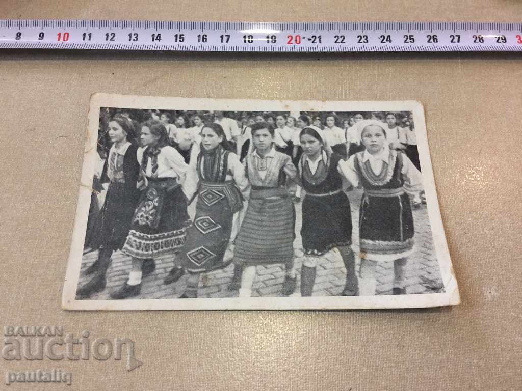 Carte poștală veche paradă de 1 Mai copii în costume populare 1945