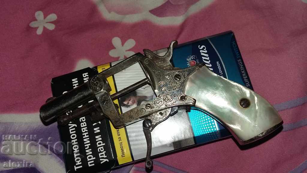 Delivery of Unique pistol pistol Revolver