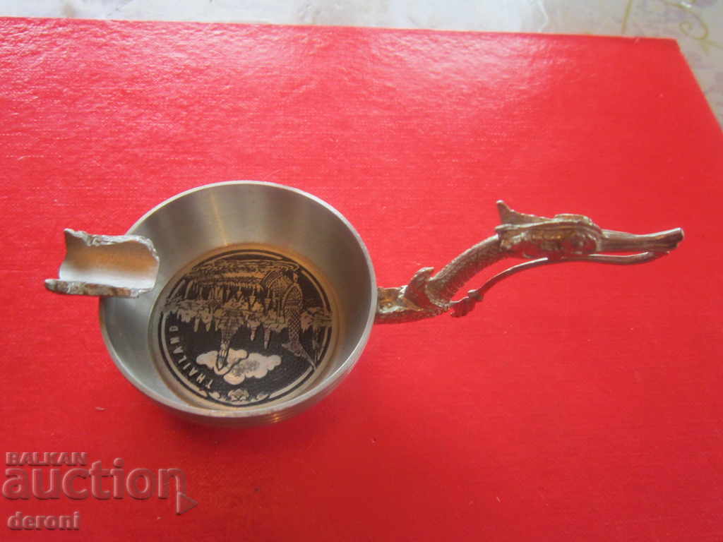 O scrumieră rară de balaur cu preț 20.00 BGN | € 10.23 O scrumieră rară de balaur cu preț 20.00 BGN | € 10.23