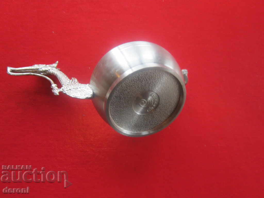 Livrarea O scrumieră rară de balaur Livrarea O scrumieră rară de balaur