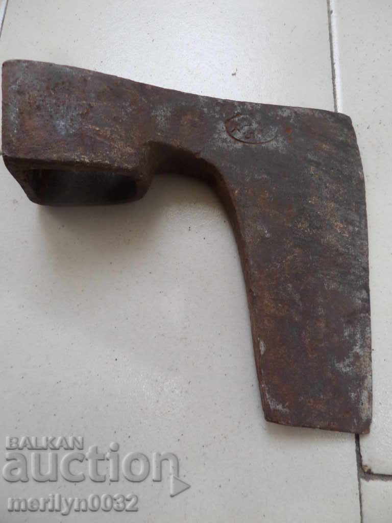 Стара брадва с печат маркировка инструмент  ковано желязо