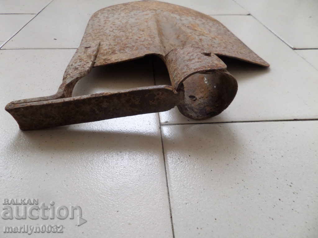 Delivery of Old straight shovel, wrought iron