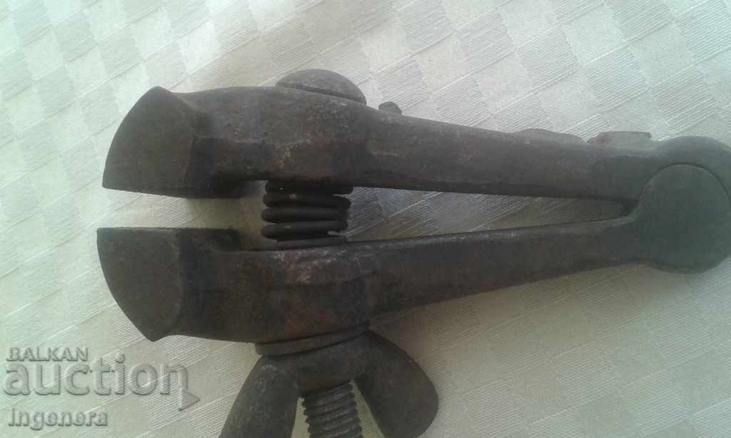 Clamp, vise with price 11.00 BGN | € 5.62 Clamp, vise with price 11.00 BGN | € 5.62