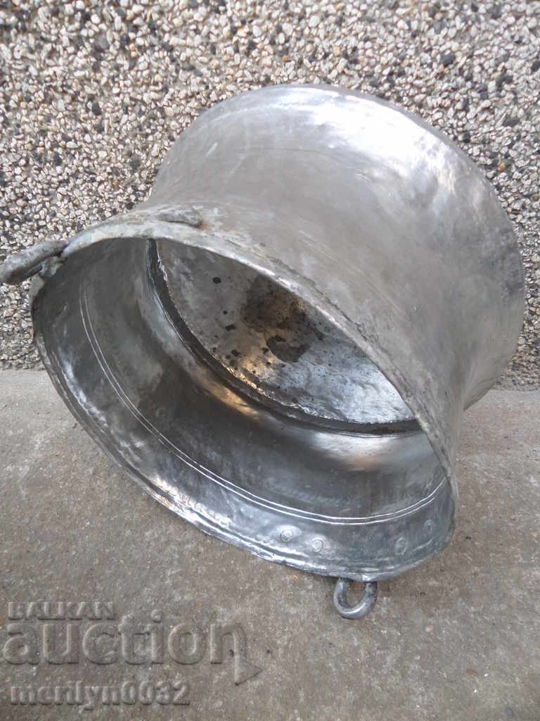 Auction Tin boned, boiler, baker, copper pot Auction Tin boned, boiler, baker, copper pot