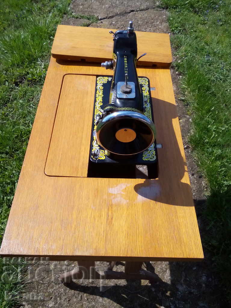 Auction  Desktop sewing machine