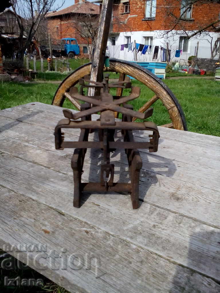 Old scales, scales with price 30.00 BGN | € 15.34 Old scales, scales with price 30.00 BGN | € 15.34