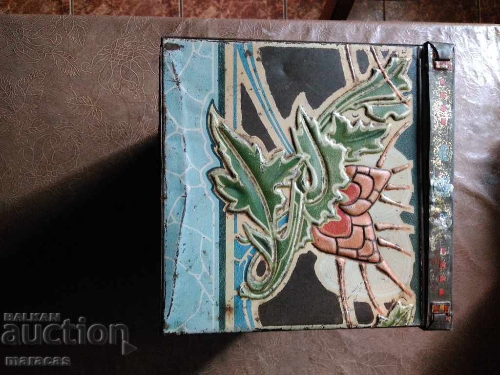 Δημοπρασία Παλιό μεταλλικό ρωσικό κουτί καραμελών Δημοπρασία Παλιό μεταλλικό ρωσικό κουτί καραμελών