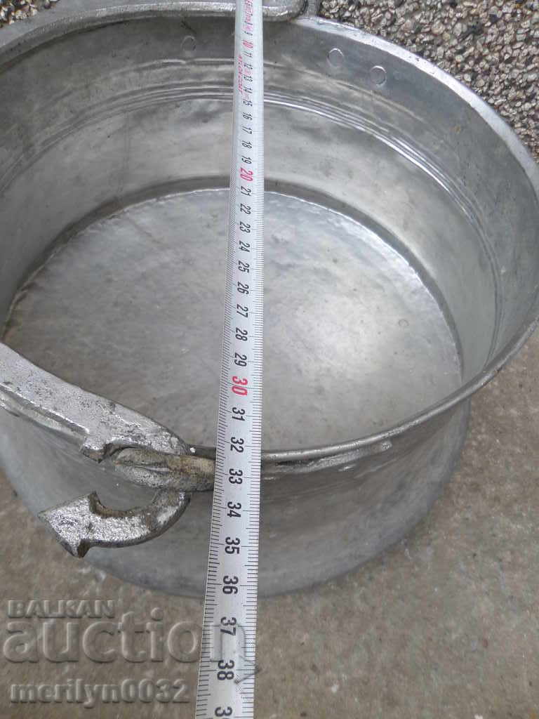 Auction Tin boned, boiler, baker, copper pot Auction Tin boned, boiler, baker, copper pot