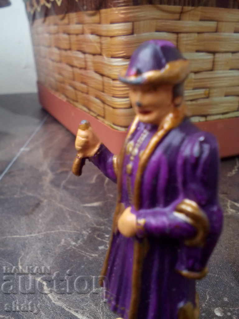 Lead figure - 5 Lead figure - 5