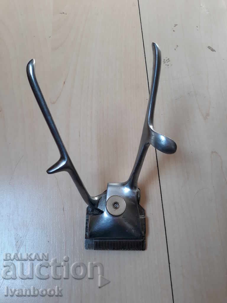 Delivery of An old hand cutter Delivery of An old hand cutter