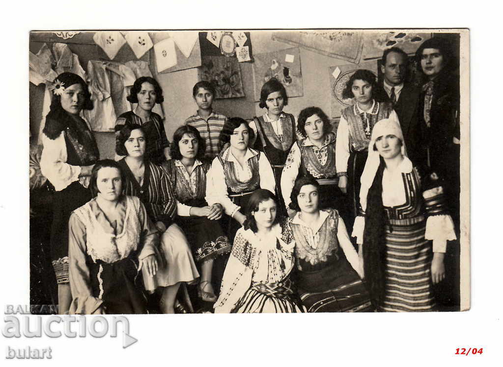 PK Traveling Picture Women with Costumes Kingdom Bulgaria Nosia 1930