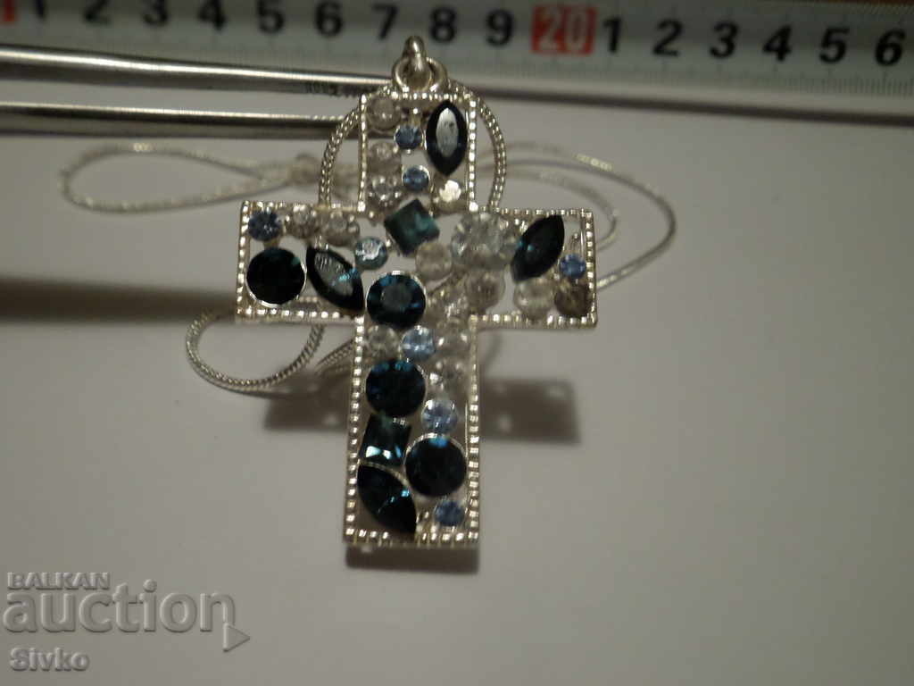 Cruce argintată de designer cu pietre