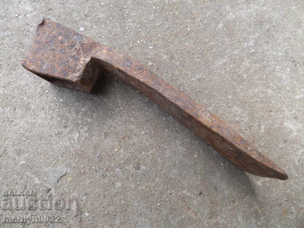 Delivery of Old forged turntable, wrought iron, picking, tool, top