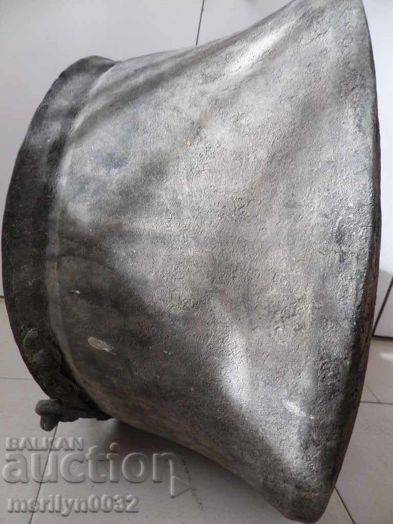 Auction Old harania, a copper pot, a big boiler, a baker, a bumper Auction Old harania, a copper pot, a big boiler, a baker, a bumper