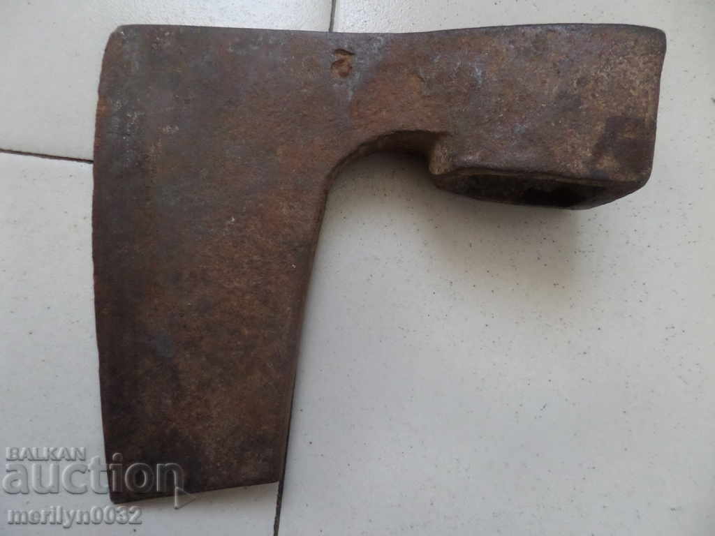 Стара брадва с печат маркировка инструмент  ковано желязо
