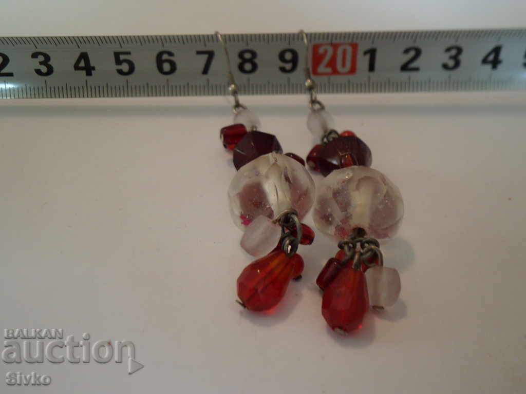 Delivery of Earrings white and red Delivery of Earrings white and red