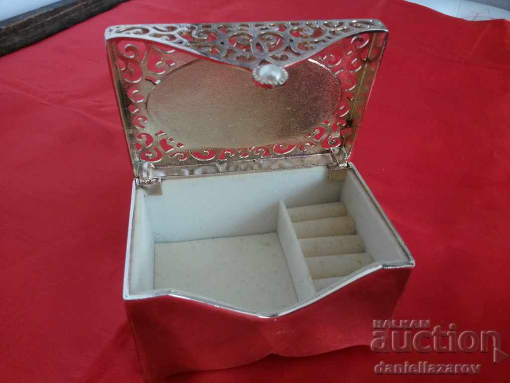 Delivery of Beautiful Jewelry Metal Case Delivery of Beautiful Jewelry Metal Case