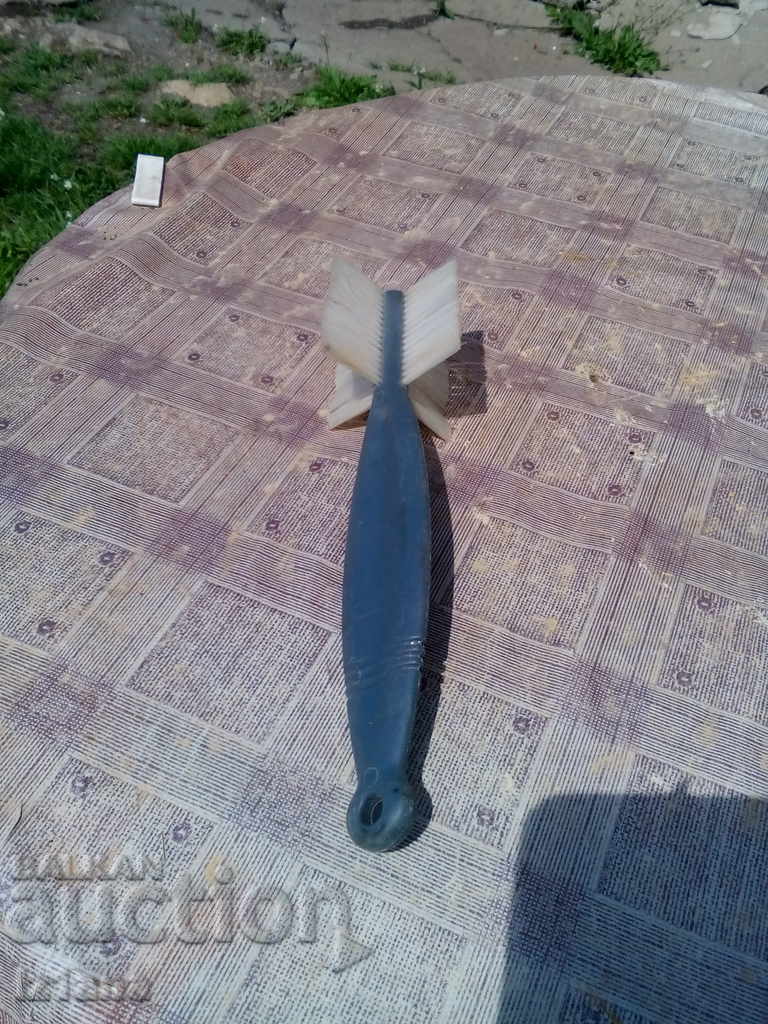 An old brush with price 5.00 BGN | € 2.56 An old brush with price 5.00 BGN | € 2.56