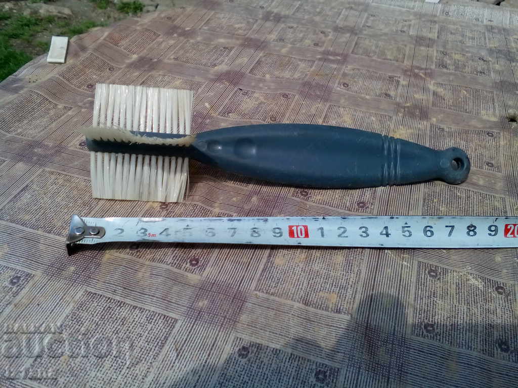 Auction An old brush Auction An old brush