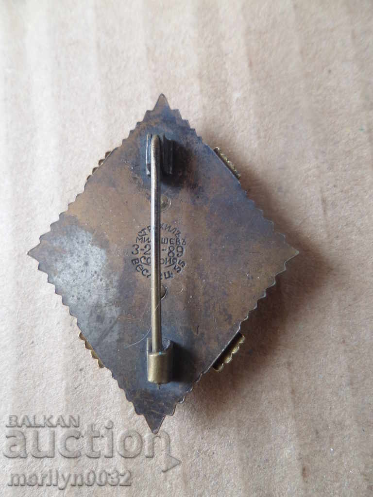 Auction King's sign Sofia Grows But does not get an enamel badge Auction King's sign Sofia Grows But does not get an enamel badge