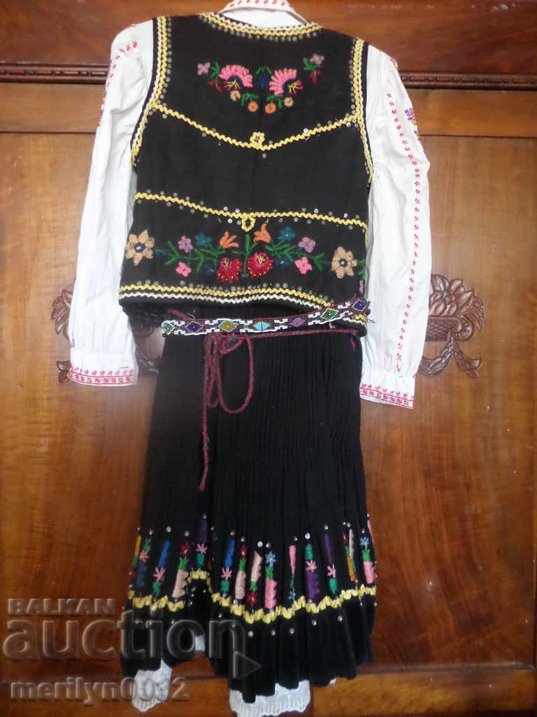 Delivery of Northwestern female costume shirt tangled apron belt buckle Delivery of Northwestern female costume shirt tangled apron belt buckle