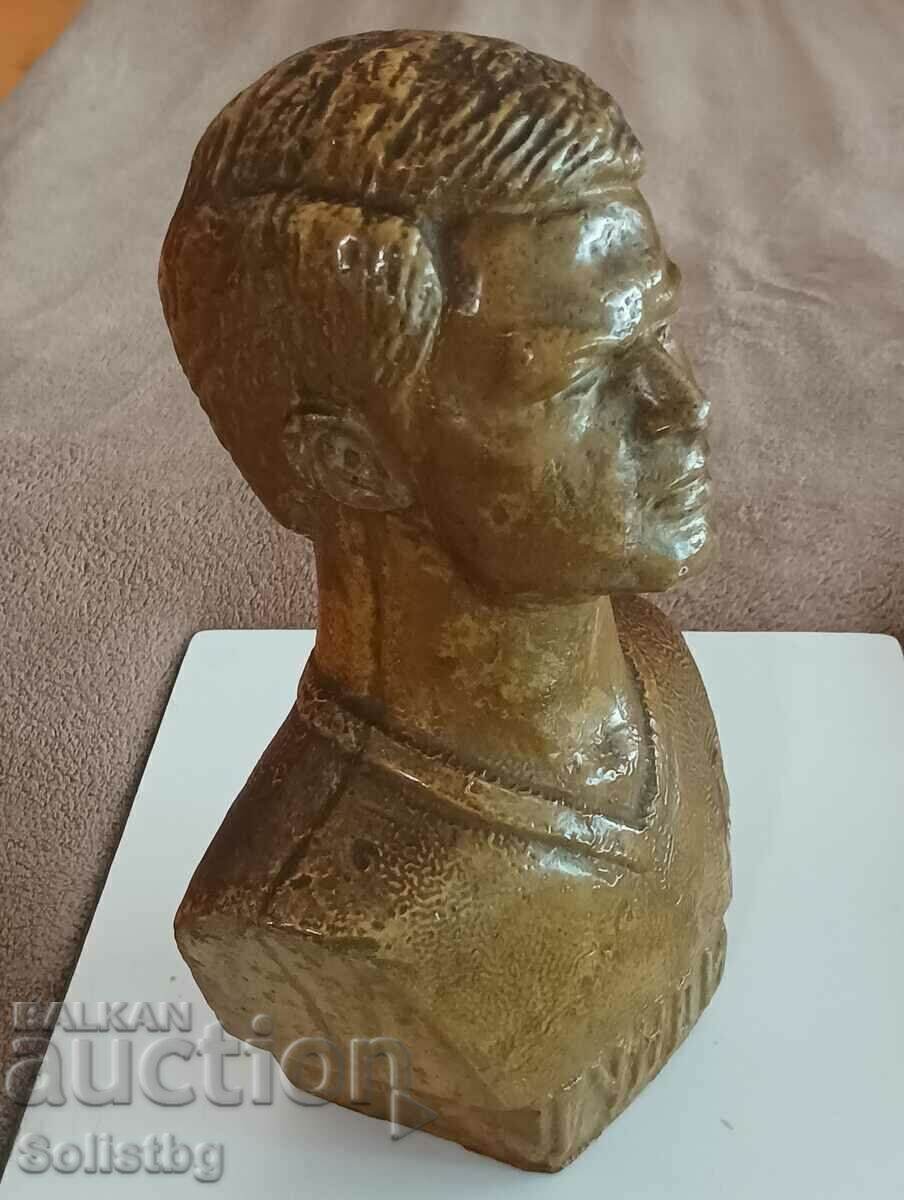 Παράδοση Προτομή του Gundy. Παράδοση Προτομή του Gundy.