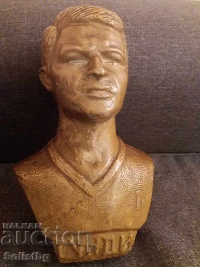 Προτομή του Gundy. Προτομή του Gundy.