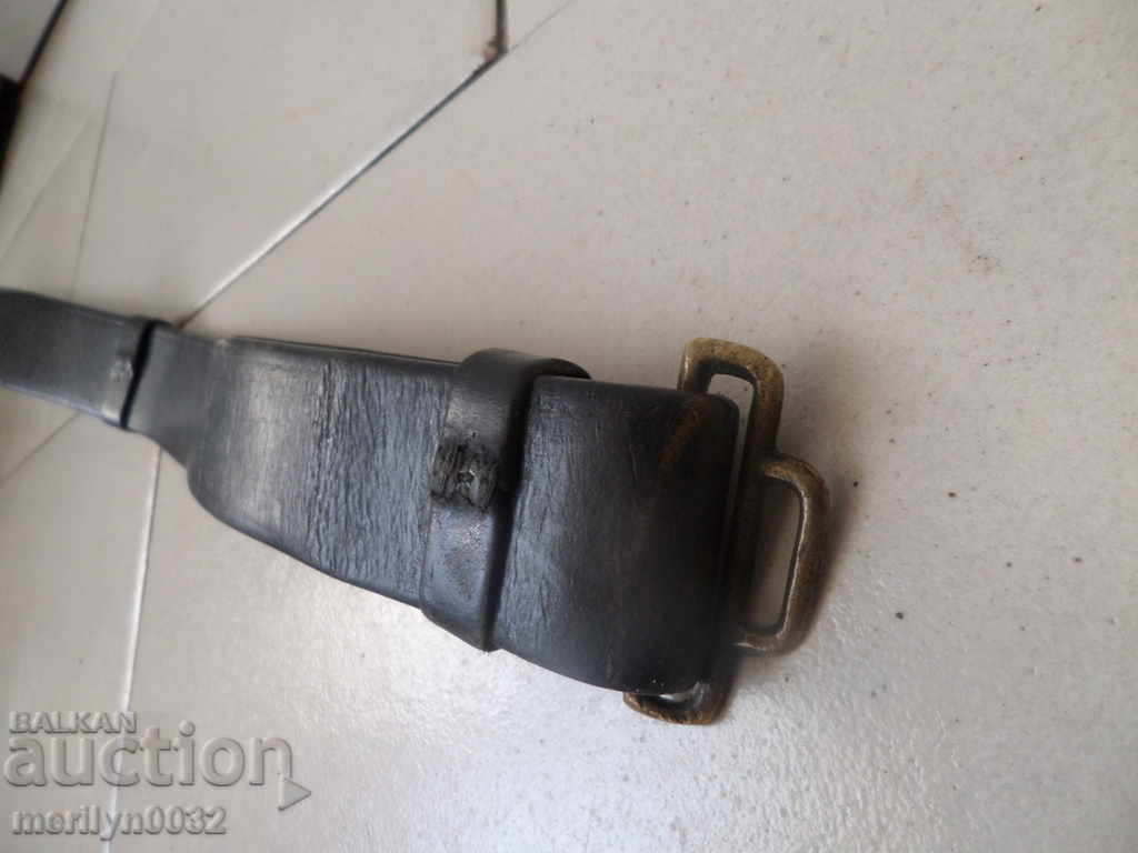 Livrarea Curea cu cataramă, uniformă rănită