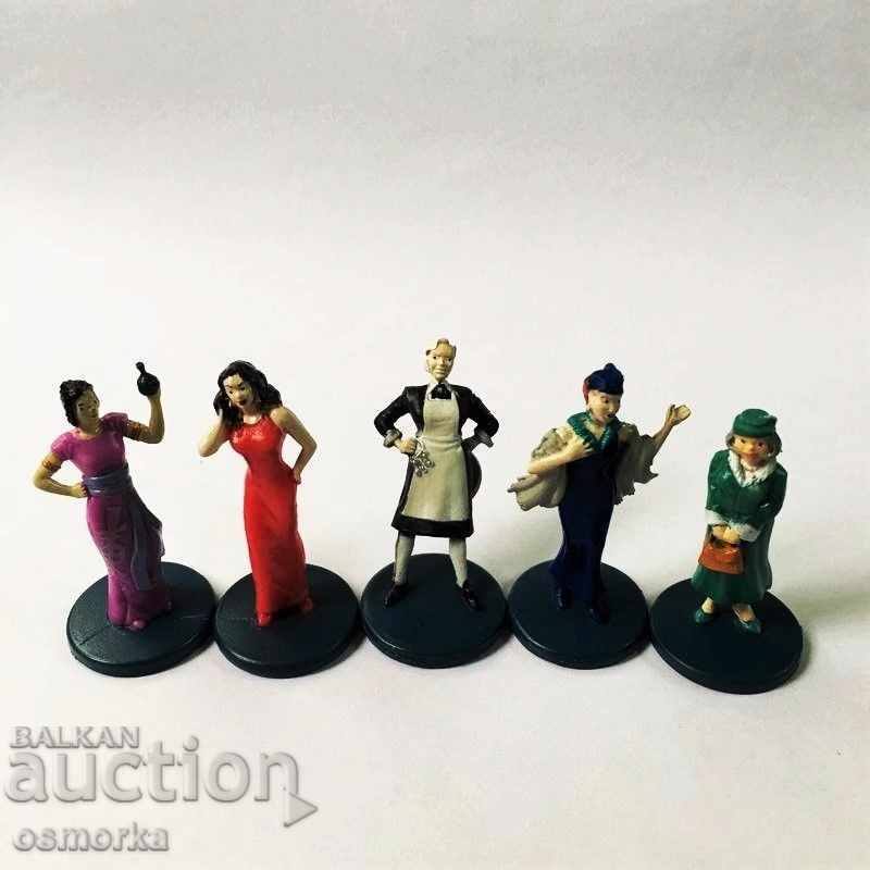 Delivery of 10 collectible figurines different heroes movie game Clue Delivery of 10 collectible figurines different heroes movie game Clue