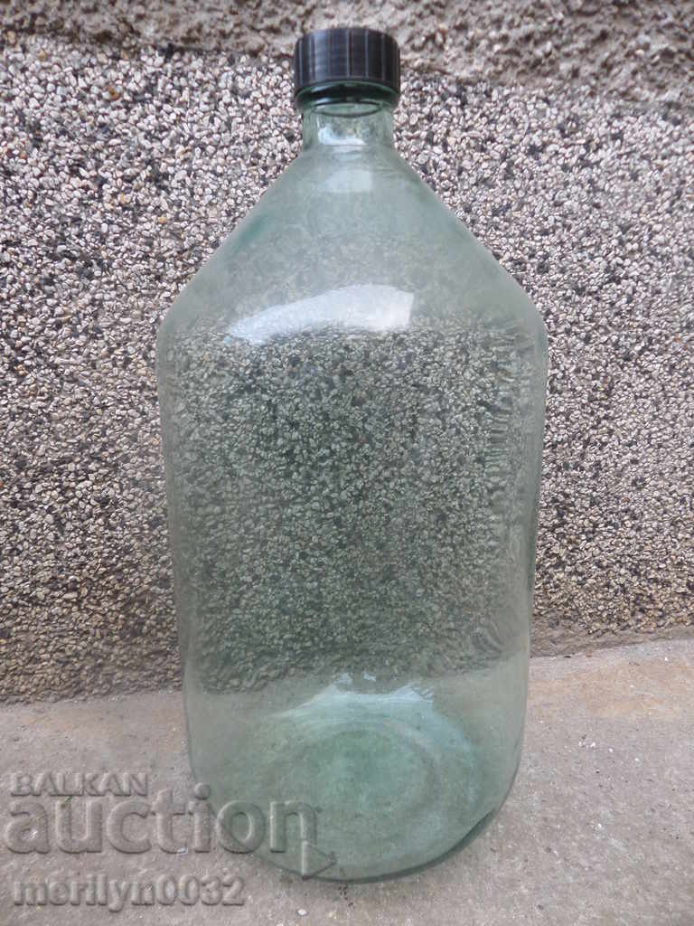 O sticlă de sticlă cu o sticlă de desene animate dintr-o sticlă de 20 de litri de brandy