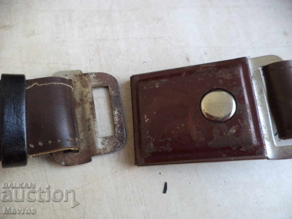 Curea retro cu curent dreptunghiular cu buton pentru deblocare cu preț 15.00 BGN | € 7.67 Curea retro cu curent dreptunghiular cu buton pentru deblocare cu preț 15.00 BGN | € 7.67