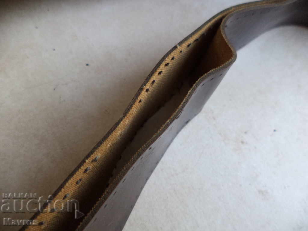 Licitație Curea retro cu curent dreptunghiular cu buton pentru deblocare Licitație Curea retro cu curent dreptunghiular cu buton pentru deblocare