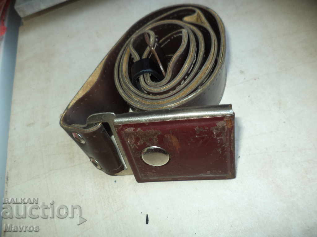 Livrarea Curea retro cu curent dreptunghiular cu buton pentru deblocare Livrarea Curea retro cu curent dreptunghiular cu buton pentru deblocare