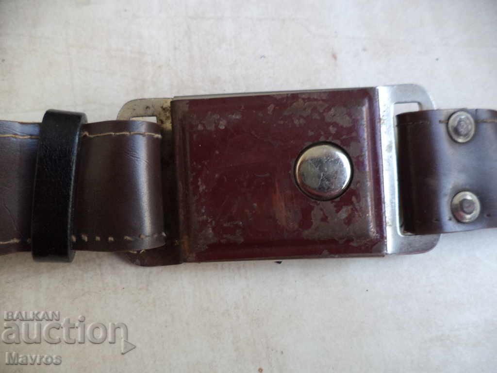 Retro belt with rectangular current with button for unlocking