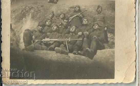 Fotografia veche, mp cu o pușcă antitanc