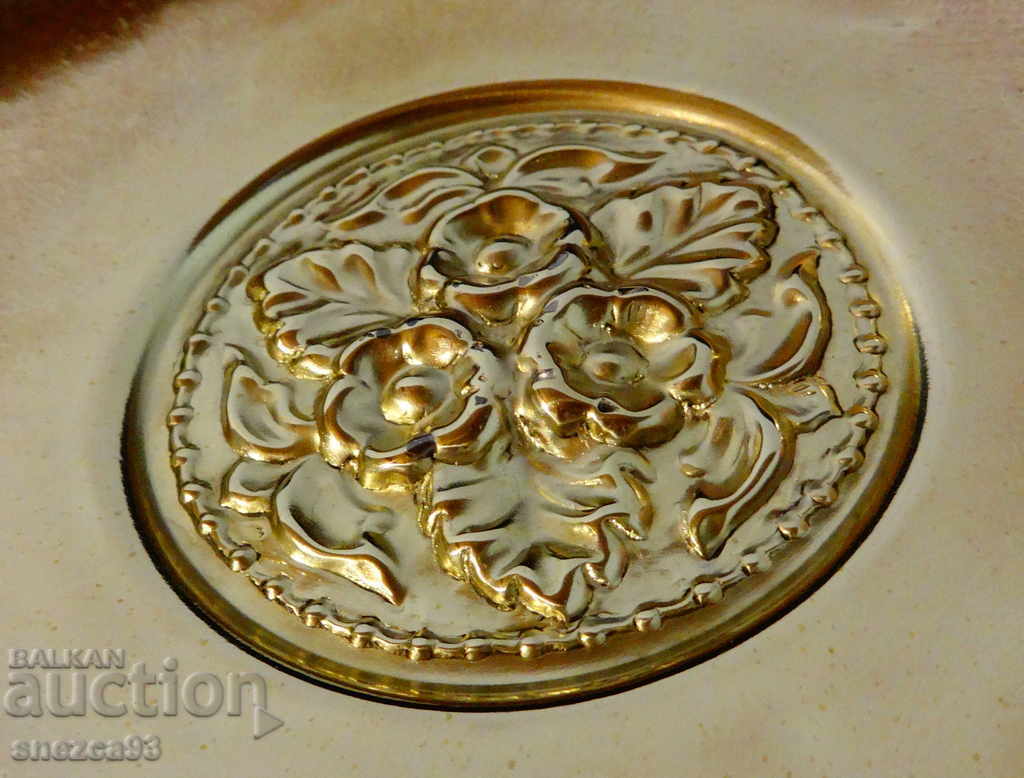 Bronze fruit bowl, bowl with embossed flowers, baroque with price 12.00 BGN | € 6.14 Bronze fruit bowl, bowl with embossed flowers, baroque with price 12.00 BGN | € 6.14