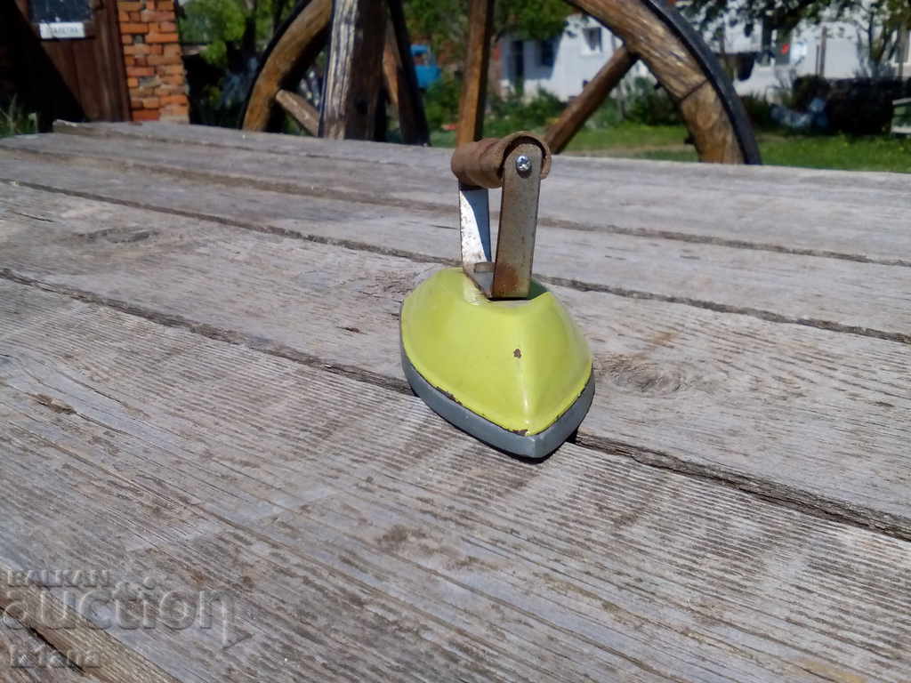 Old children's iron with price 12.00 BGN | € 6.14 Old children's iron with price 12.00 BGN | € 6.14