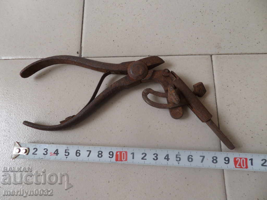 Auction Old chappy-type pliers, a tool, serrated Auction Old chappy-type pliers, a tool, serrated